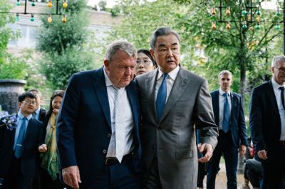 Udenrigsminister Lars Løkke Rasmussen (M) mødtes torsdag med Kinas udenrigsminister, Wang Yi, i København.