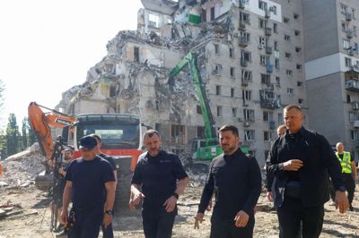 Ukraines præsident, Volodymyr Zelenskyj, besøgte torsdag en bygning i den ukrainske hovedstad, Kyiv, efter massive angreb mod byen i løbet af natten.