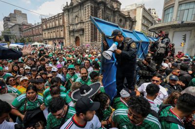 Mexicos landshold har spillet sig frem til ottendedelsfinalen ved VM, hvor England venter i den næste kamp. Her ses mexicanske fans til et arrangement i forbindelse med 16.-delsfinalen mod Ecuador, der blev slået med 2-0.