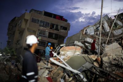 Redningshold er i fuld gang med arbejdet ved en kollapset bygning i Venezuela efter sidste uges jordskælv.