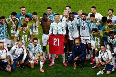 Portugals Christiano Ronaldo og hans holdkammerater holdt torsdag en trøje frem til minde om den afdøde landsholdsspiller Diogo Jota efter sejren over Kroatien.