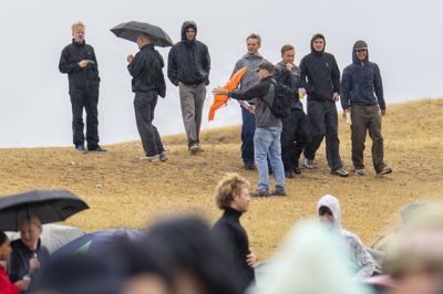 Torsdag var der regn og blæst på Roskilde Festival. Weekenden byder på flere byger, men også perioder med sol for festivaldeltagerne.