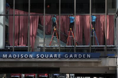 Arbejdere sætter gardiner op i Madison Square Garden forud for rygter om et bryllup mellem Taylor Swift og Travis Kelce.