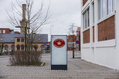 To mænd skal forblive bag tremmer frem til minimum slutningen af juli i en sag om et muligt drab ved en landejendom, afgjorde dommer ved Retten i Horsens i slutningen af juni.