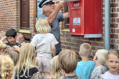 Det er svært ikke at blive en smule nostalgisk, når man ser den røde postkasse, som nu hænger på Den Gamle Købmandsgård i Uhre.