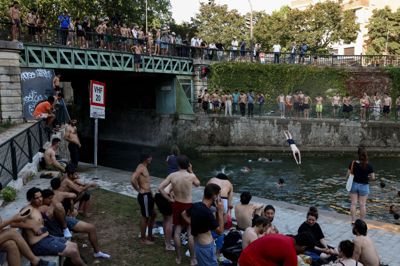 Folk bader i en kanal i Paris under en hedebølge.