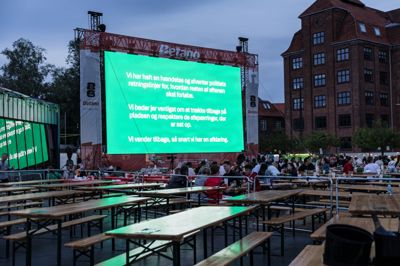 På en storskærm kunne man tirsdag læse, at politiet undersøgte en hændelse under en VM-visning på Islands Brygge i København. Fredag morgen meldte en eftersøgt mand sig til politiet.