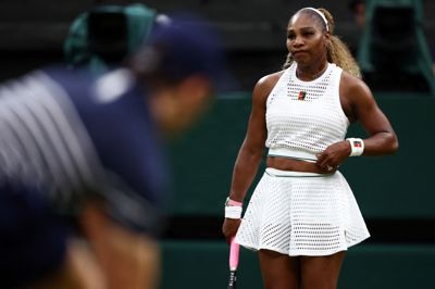 Serena Williams er tilbage på tennisbanen efter fire års fravær.