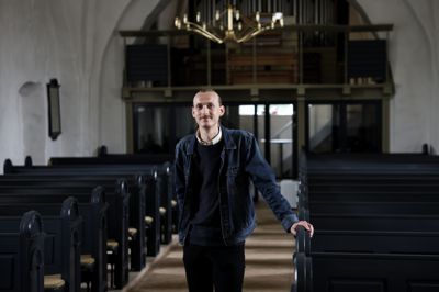 Lasse Kiel Hermanns er ny præst i Nørre Snede og Hampen sogne. Her ses han i Nørre Snede Kirke, der sammen med Hampen Kirke bliver hans nye arbejdsplads fra 1. september.