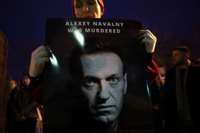 Demonstranter sørger over den russiske oppositionspolitiker Aleksej Navalnyjs ved den russiske ambassade i Washington i februar 2024. Seks russiske forskere sanktioneres nu af EU for udvikling af gift, der menes at have slået ham ihjel.