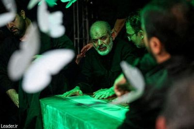 Chefen for Irans magtfulde Revolutionsgarde, Ahmad Vahidi, bøjer sig ind over den dræbte ayatollah Ali Khameneis kiste fredag i Teheran.