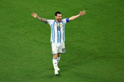 Lionel Messi jubler efter Argentinas tredje mål, som Cristian Romero stod for i forlænget spilletid.
