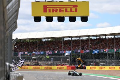 Kimi Antonelli startede bag Lewis Hamilton i sprintløbet, men overtog undervejs på Silverstone førstepladsen fra englænderen.