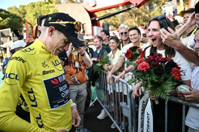 Jonas Vingegaard kunne lørdag iklæde sig den gule førertrøje for første gang siden den samlede sejr i 2023.