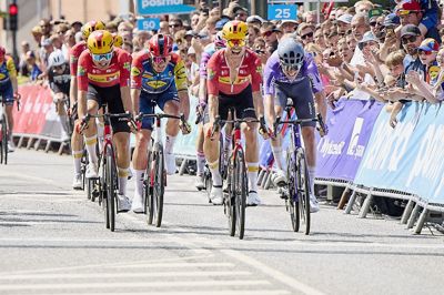 Ved DM lavede Anthon Charmig (til venstre) så stærkt et leadout for Magnus Cort, at han selv kørte over målstregen som nummer tre.