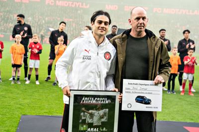 Forud for sæsonens sidste kamp - mod Brøndby - fik Aral Simsir overrakt det synlige bevis på, at han er årets profil i Superligaen i sæsonen 2025-26. Prisen blev overrakt af Thomas Lindrup fra Spillerforeningen.