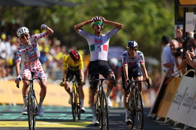 Isaac Del Toro kan næsten ikke forstå, at han netop har vundet sin første etapesejr i Touren, mens han overlegne kaptajn Tadej Pogacar jubler lige ved siden af.