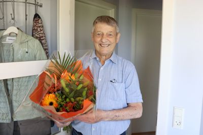 Preben Christensen var glad og taknemmelig, da han fik overrakt Månedens Buket fra Ikast-Brande Avis.
