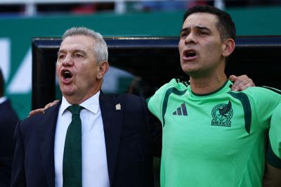 Javier Aguirre (til venstre) ønsker sin afløser, Rafa Marquez, held og lykke med jobbet som mexicansk landstræner.