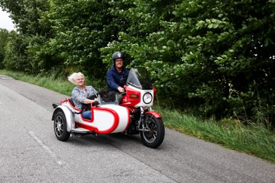 Svend Nielsen er på tur med sin bedre halvdel, Lisbeth Agerbo, og hunden Guzzi, der såmænd er opkaldt efter rød-hvide Moto Guzzi-motorcykel fra 1980.
