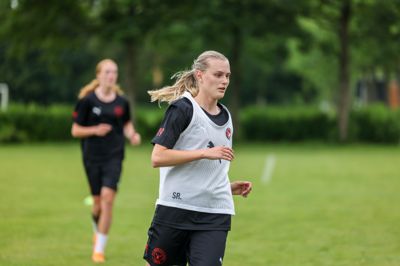 Josefine Uhd var det eneste nye ansigt på træningsbanen, da FC Midtjyllands kvindehold mandag tog hul på opstarten frem mod den nye sæson i A-Ligaen. Om to en halv uge venter premieren mod Brøndby.