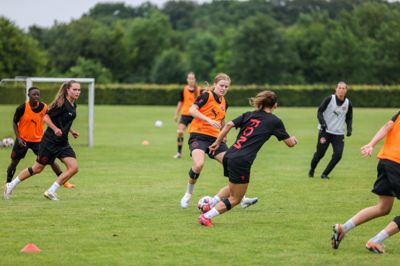 FCM-kvinderne sparker A-Ligaen i gang om små tre uger. I går tog holdet hul på opstarten efter tre ugers ferie. Fra venstre er det Phiona Nabbumba, Hannah Fruensgaard, Anna Givskov, Maria Herdel og Rikke Dybdahl.