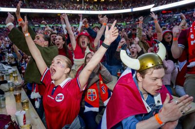 Norges kamp mod Brasilien søndag aften blev vist på storskærm på Ullevaal Stadion i Oslo, hvor tusindvis af norske fans så deres land spille sig i VM-kvartfinalen.