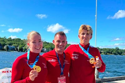 Emily Bonney og Rasmus Klitte ses her sammen med træner Jonas Saelens i midten.