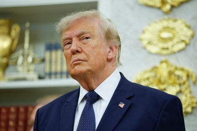 USA's præsident, Donald Trump, tager mandag spørgsmål fra pressen i Det Ovale Værelse.