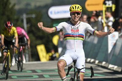 Tadej Pogacar fik sin første etapesejr i årets Tour de France, da han vandt 3. etape til Les Angles.