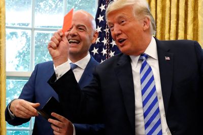 Fifa-præsident Gianni Infantino har flere gange været i Det Ovale Værelse i Det Hvide Hus for at besøge USA's præsident, Donald Trump.