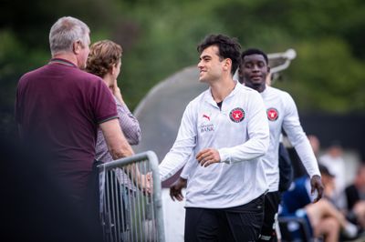 Aral Simsir leverede i lørdags sin formentlig sidste assist for FC Midtjylland, da han lagde op itil 3-1-målet i en træningskamp mod Silkeborg. Her hilser assistkongen på den tidligere Silkeborg-træner og nuværende assistenttræner for det danske landshold, Kent Nielsen, forud for testkampen.