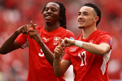 Johan Manzambi og Ruben Vargas fejrer sidstnævntes scoring mod Canada i gruppespillet ved VM.