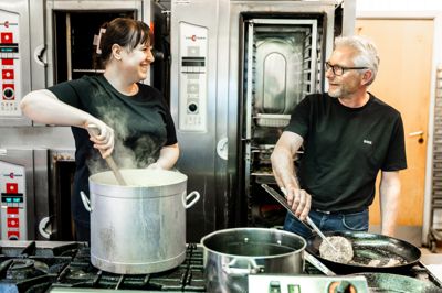 Der er godt gang i gryderne på Cafeteriakroen. Her er det daglig leder Naomi Kirk Faaborg, som har styr på persillesovsen, mens indehaver Finn Jørgensen gør klar til at lægge fiskefileter på panden.