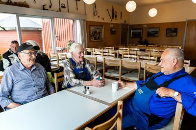 Hvis man besøger Cafeteriakroen ved 10-tiden, kan man være næsten sikker på at rende ind i Knud Larsen (t.v.), Benny Christensen og Erik Christiansen.