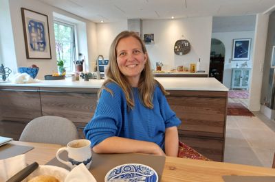 Annelene Bæk er ny forstander på Sdr. Feldings Efterskole. Som dansklærer brænder hun for ordblinde elever og vil arbejde for, at de 80 elever, der starter efter sommerferien, kommer til en skole, der kan bygge et stillads op omkring deres uddannelse.