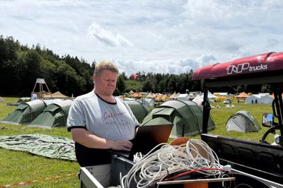 Jens Andreas Kristensen i fuld sving med de sidste it-opgaver, inden FDF's landslejr åbner torsdag 9. juli med 8000 deltagere.