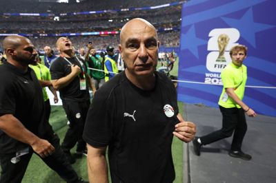 Hossam Hassan og Egypten er færdige ved VM, efter at Egypten tabte 2-3 til Argentina.