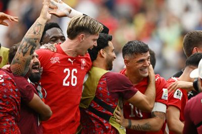 Den storsmilende Granit Xhaka med anførerbindet er med 151 optrædener landskampsrekordholder for Schweiz.
