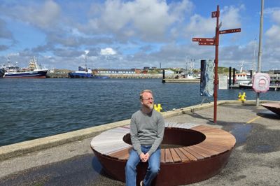 De mørkerøde skilte og bænke er en del af Vestkystens Wayfinding. I Ringkøbing-Skjern Kommune findes de i Søndervig og Hvide Sande.
