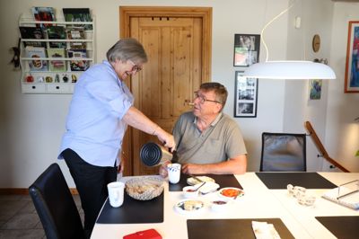 Ugens fem hverdage står frokosten klar, når Søren Toksvig kommer hjem fra arbejdet på Skarrild Skole. Det er Eva Toksvig, der står for madlavningen, mens Søren med et smil erkender, at køkkenet aldrig er blevet hans hjemmebane.