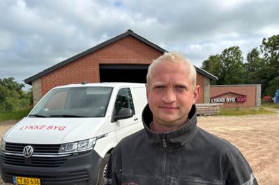Simon Lykke Astrup Hansen valgte at rykke medarbejdernes mødetid til klokken 6 i stedet for klokken 7, fordi det var svært at komme ud på trafikerede Rute 15 i myldretiden. Nu flytter Lykke Byg væk fra Ringkøbingvej i Opsund.