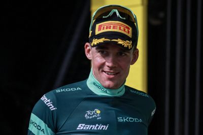 Mads Pedersen kunne tirsdag iklæde sig den grønne pointtrøje efter sin etapesejr på 4. etape af Tour de France.