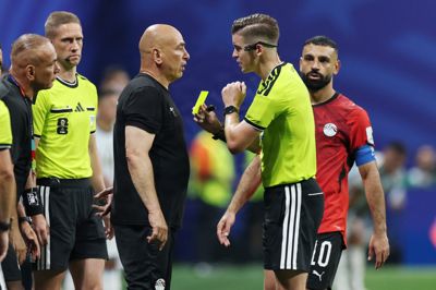 Egyptens landstræner, Hossam Hassan, var ikke tilfreds med dommer Francois Letexier, da Egypten røg ud til Argentina ved VM.
