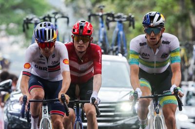 Mattias Skjelmose kørte et godt VM sidste år, hvor han sluttede lige uden for medaljepodiet. Her er han i midten flankeret af briten Tom Pidcock og ireren Ben Healy i VM-løbet i Kigali.