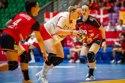 Lina Lützhøft bliver spillet fri og scorer i den nervepirrende VM-semifinale mod Spanien, som Danmark vandt efter forlænget spilletid.