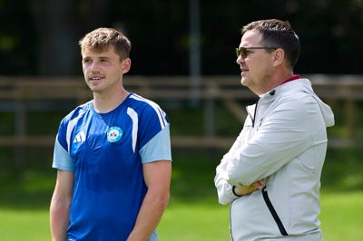 Callum McCowatt (t.v.) har været bortrejst med det newzealandske landshold. Nu er han tilbage i Danmark, og onsdag overværede han SIF's træningskamp mod Aarhus Fremad, hvor sportschef Jesper Stüker også så til fra sidelinjen.
