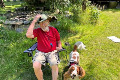 Niels Winther fra Bjerringbro er en af de mange Hærvejsturister, der har overnattet i Nørre Snede. Med på turen har den 76-årige vandrer sin trofaste hund Texas.