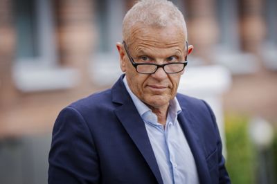 Tilsynet med Efterretningstjenester retter i august 2020 en kritik mod Forsvarets Efterretningstjeneste (FE). Flere medarbejdere, herunder FE-chef Lars Findsen, hjemsendes efterfølgende.