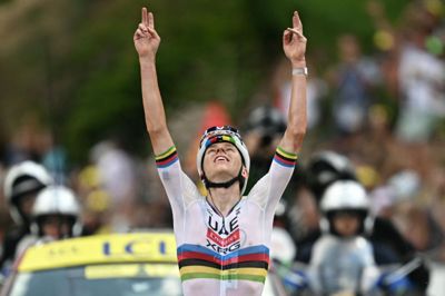 Tadej Pogacar jubler efter sin overbevisende sejr på den bjergrige 6. etape af Tour de France.